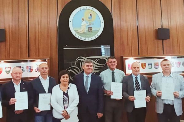 csoportkép 7 emberről