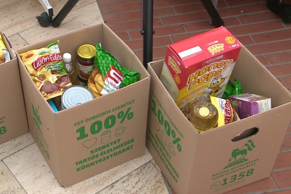A földön papír dobozokban tartós élelmiszerek